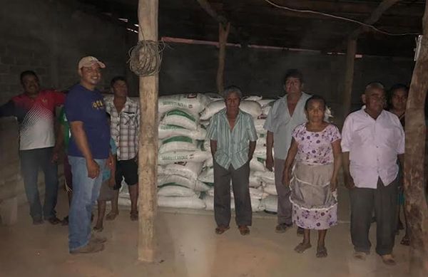 Campesinos antorchistas de Igualapa reciben fertilizante