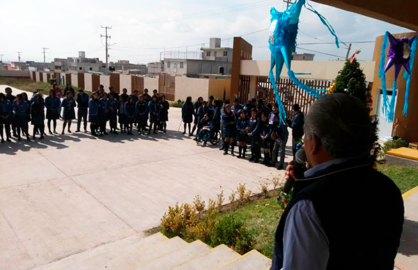 Encienden árbol navideño en instituciones antorchistas  