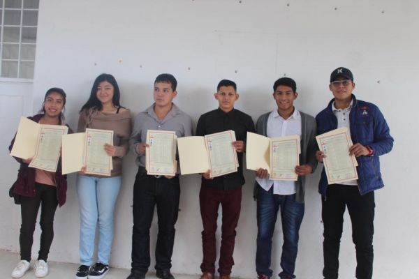 Entregan certificados a jóvenes egresados