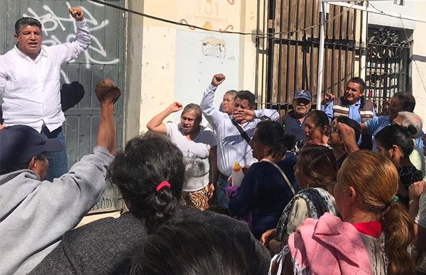 Oaxaqueños exigen solución al Gobernador