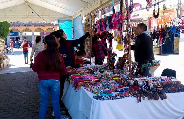 Realiza el Movimiento Antorchista su feria artesanal con artesanos purépechas