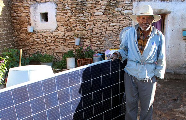 Entrega paneles solares la administración municipal antorchista de Charcas