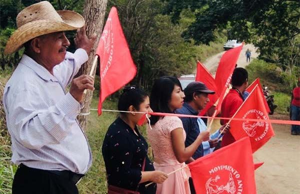 En La Mixtequita festejan inauguración de pavimentación