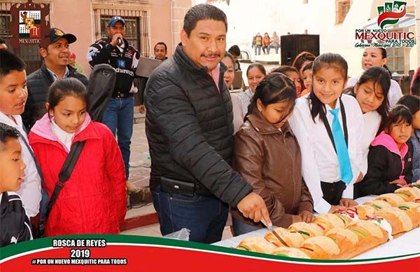 Con Gran éxito se partió la rosca de reyes  de 50 metros en la cabecera de Mexquitic de Carmona