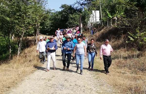 Abandera Antorcha ejecución de obra en primaria indígena