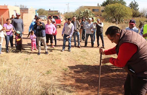 Alcalde antorchista da arranque a obra de electrificación