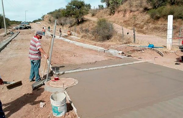 Inicia pavimentación del acceso a colonias antorchistas de Valparaíso 