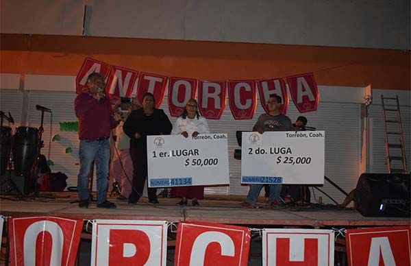 Dirigente estatal de Coahuila entrega premios de la rifa   