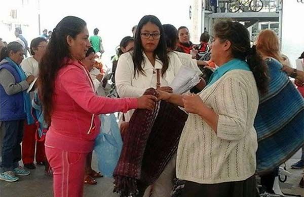 Antorcha entrega cobijas a familias de Iztacalco por época invernal