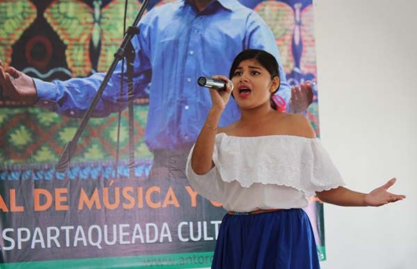 Participantes de oratoria y canto, listos para presentarse en Espartaqueada Cultural