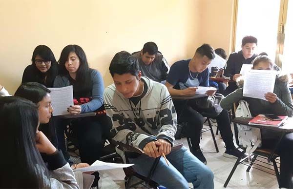 Alumnos y profesores de la PLC Xochimilco analizan artículo escrito por el maestro Aquiles Córdova Morán