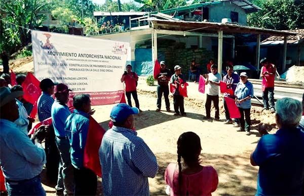 Dan banderazo de inicio a pavimentación de calle en Loxicha