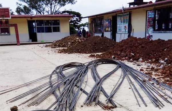 Avanzan construcción de arcotecho en telesecundaria otomí