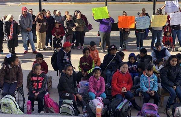 Se manifiestan antorchistas por obras y educación ante el Palacio de Gobierno