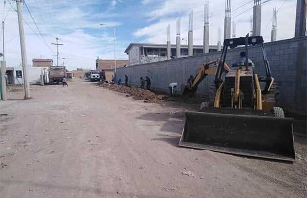 Inicia construcción de banquetas en bachillerato Cristóbal Colón