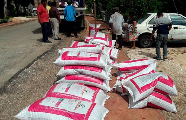 Reciben campesinos de Chemax, insumos agrícolas