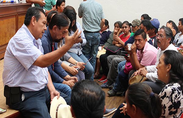 Comerciantes de Coatepec piden al gobernador, intervenga en la problemática con el director de comercio