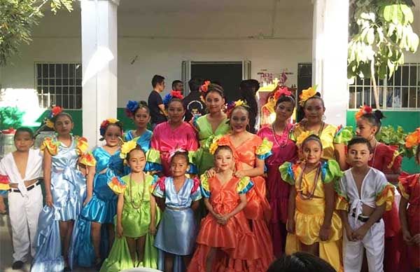 Brindan presentación jóvenes danzantes del municipio de Emiliano Zapata en encuentro regional