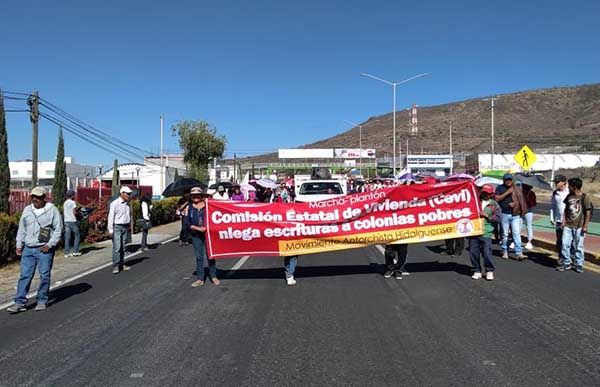 Por ineficiencia de la dependencia, permanece plantón frente a Cevi