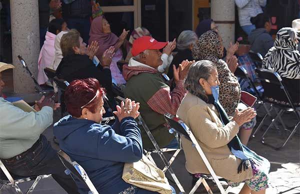 Se benefician adultos mayores de Trancoso con apoyo asistencial