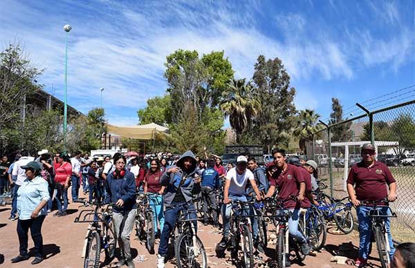 Más de 60 estudiantes del bachillerato Cristóbal Colón, fueron apoyados con bicicletas