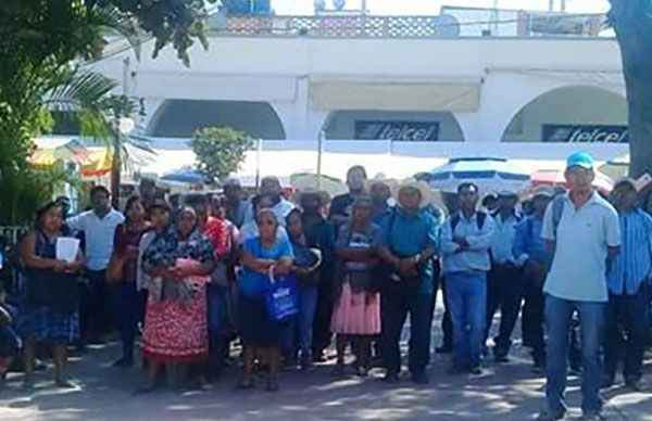  Protestan antorchistas de Tlapa frente al ayuntamiento