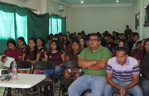 Estudiantes asisten a la conferencia La Matemática presente en la sociedad y la naturaleza