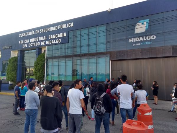 Usurpando funciones, Policía Industrial Bancaria retiene a docentes 