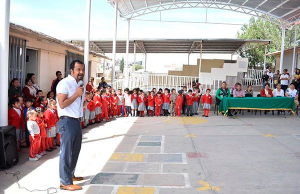 Niños ya no sufrirán las inclemencias del tiempo, contarán con domo 