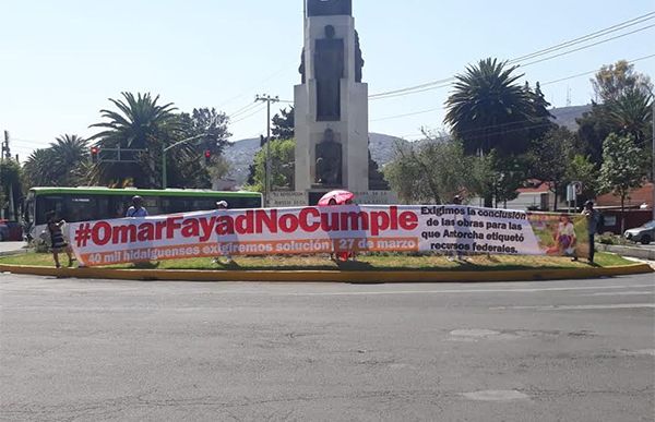 Con cadenas humanas,  miles de hidalguenses demandan solución a Omar Fayad