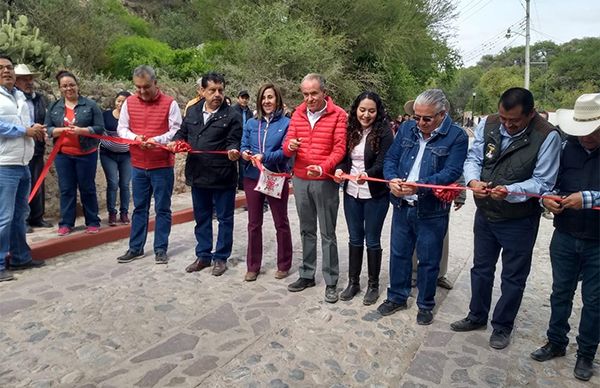 Gobernador se compromete con armadillenses para concluir obras