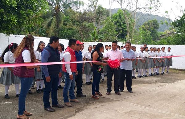 Colorida y alegre inauguración de techado en la Cuenca