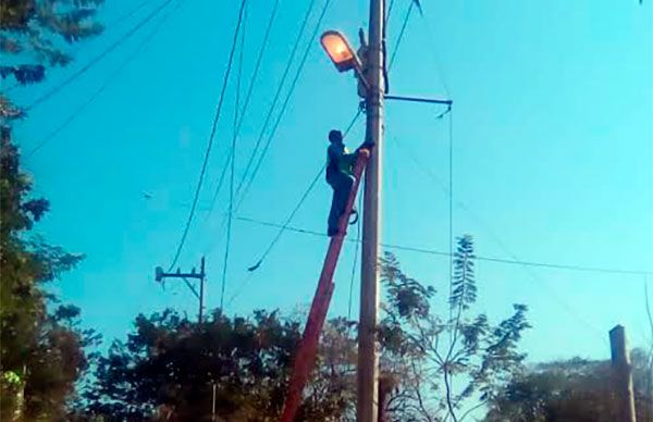 Rehabilitación de alumbrado público en colonias de Acapulco, logro de Antorcha