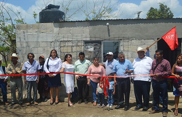 Familias antorchistas mejoran sus viviendas en Martínez de la Torre