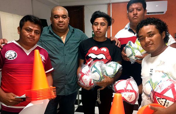 Jóvenes deportistas reciben material deportivo del ayuntamiento