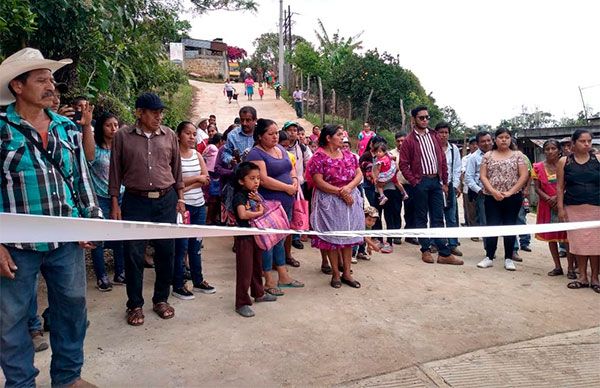 Inaugura Antorcha pavimentación de calles en Ixcatlán y Tiocuatitla