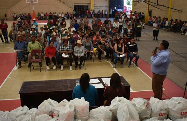 Se benefician familias de Trancoso con entrega de apoyo alimentario  