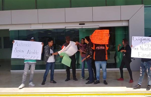 Jóvenes se manifiestan; piden mejora en escuelas fundadas por Antorcha