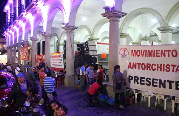 Antorcha Campesina, levanta plantón frente al ayuntamiento de Xalapa.