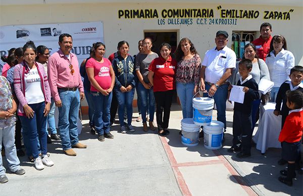 Apoyo tecnológico a escuelas de Conafe en Charcas