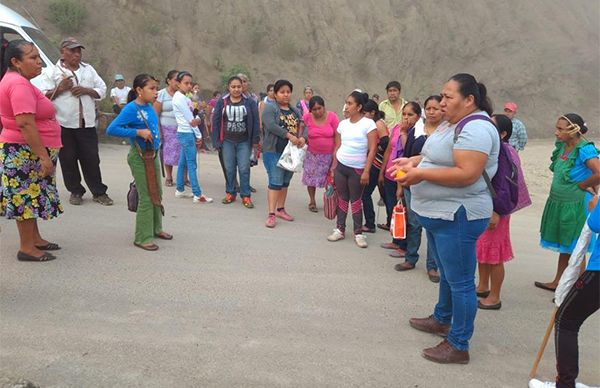 Antorchistas realizan faena en camino carretero Coaxocotitla-Ixcatlán