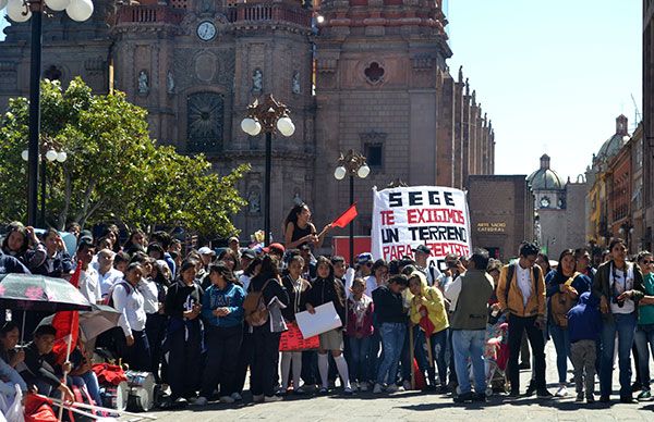 Padres de familia y alumnos piden terreno para escuela