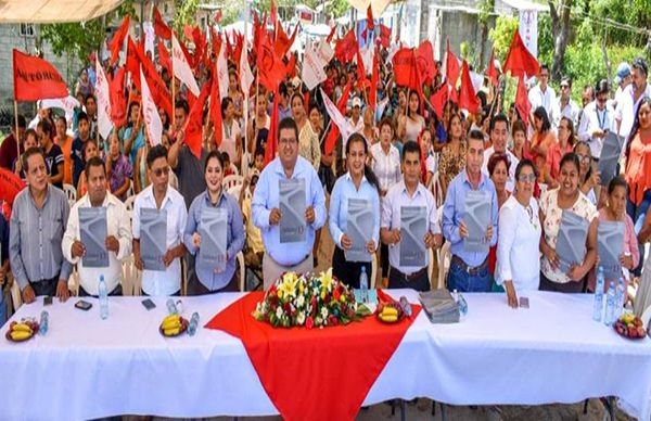 Entrega Antorcha escrituras a familias humildes de Tuxpan