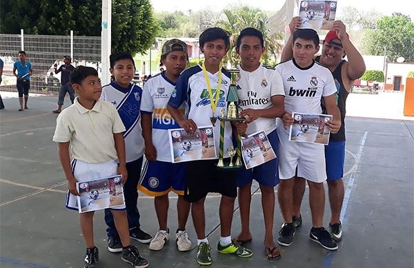 Realizan Antorcha y la FNERRR torneo relámpago de Fútbol en Hopelchén