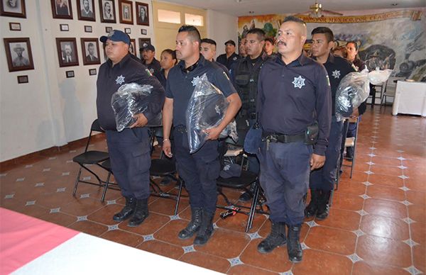  Entregan uniformes a policía municipal de Charcas 