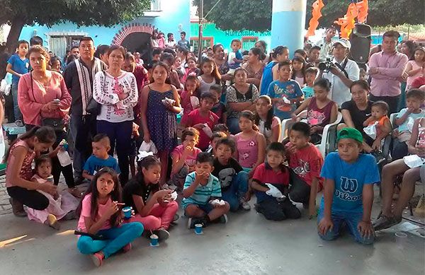 Ayudante municipal antorchista celebra a los niños con magno evento