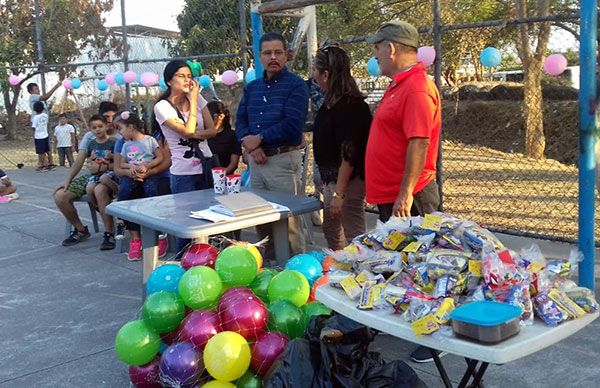 Festeja Antorcha a los niños de Villa de álvarez