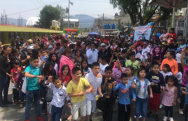 Antorchistas de GAM llevan sonrisas a los niños por  su día