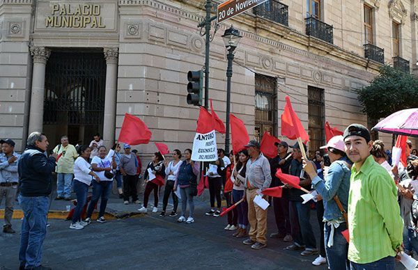 Protestan en ayuntamiento por vivienda