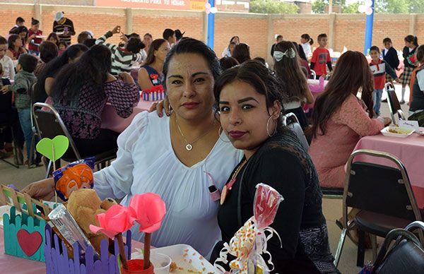 Festejan a madres de escuelas antorchistas